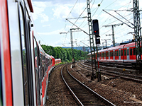 Blick aus Zugfenster auf Gleise und Strecke